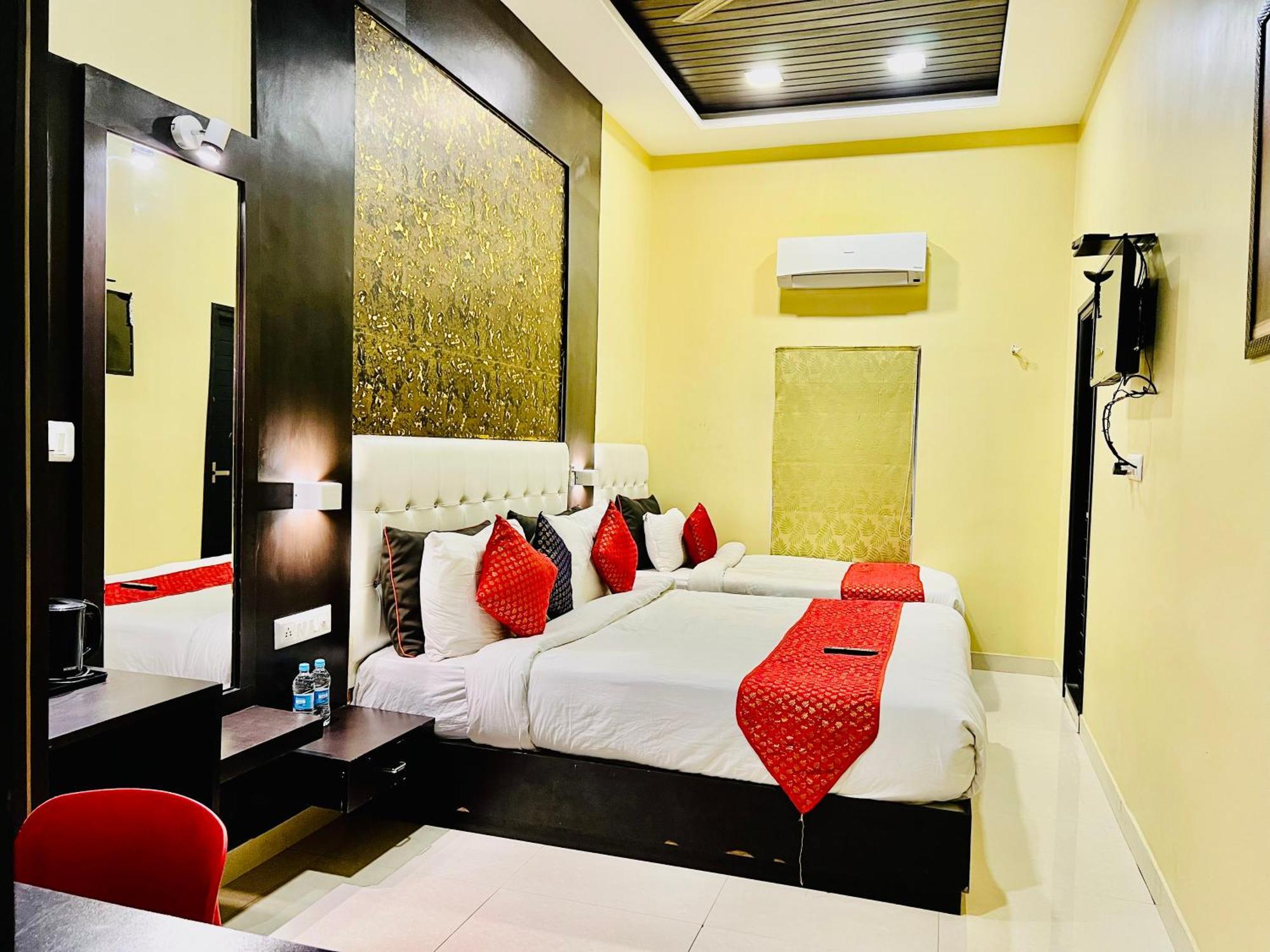 Hotel Grand Bhagwat, Удайпур Экстерьер фото
