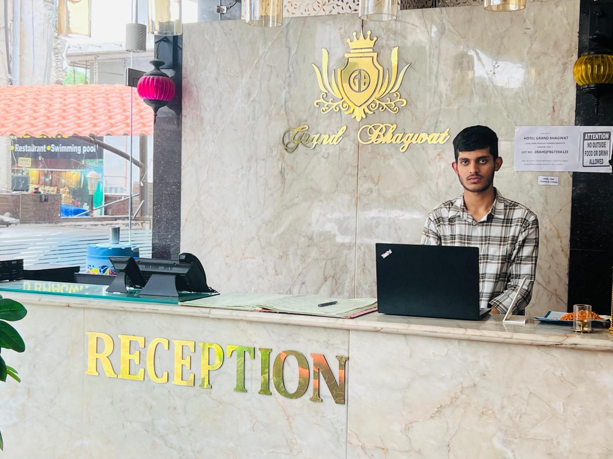 Hotel Grand Bhagwat, Удайпур Экстерьер фото
