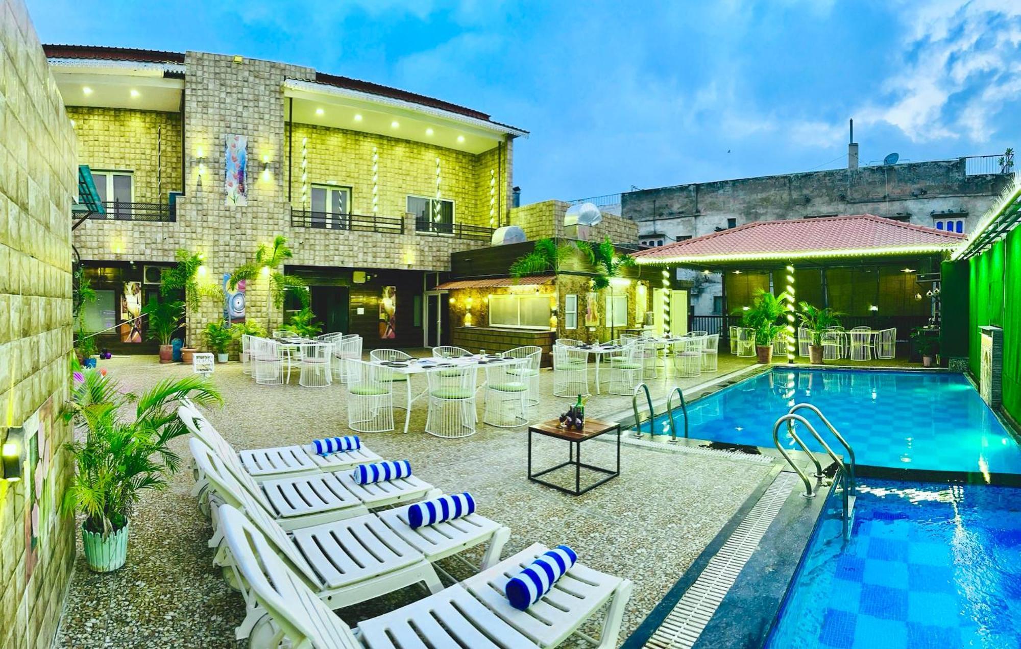 Hotel Grand Bhagwat, Удайпур Экстерьер фото