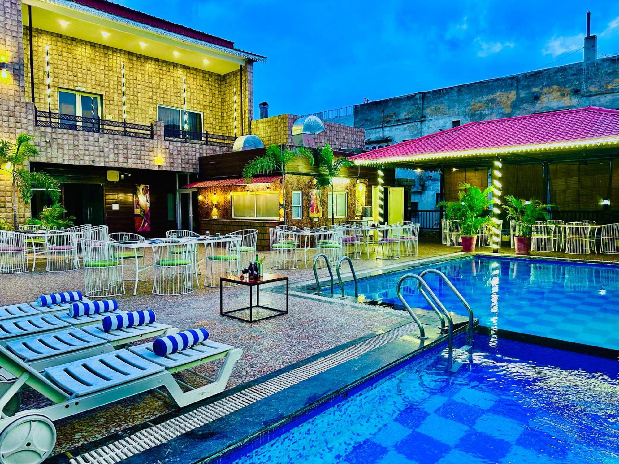 Hotel Grand Bhagwat, Удайпур Экстерьер фото