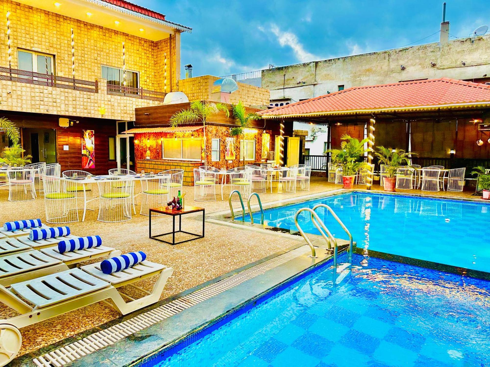 Hotel Grand Bhagwat, Удайпур Экстерьер фото