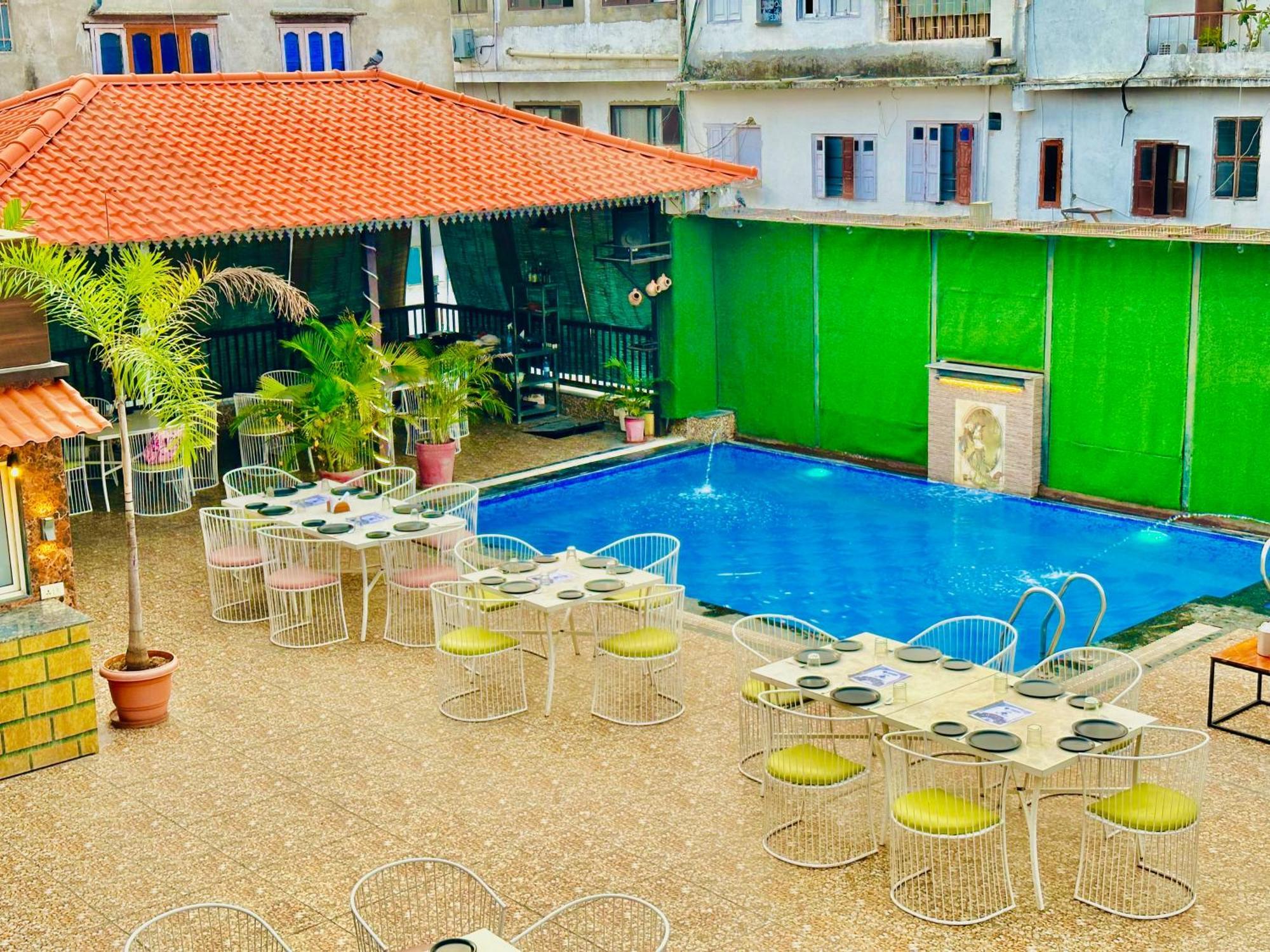 Hotel Grand Bhagwat, Удайпур Экстерьер фото