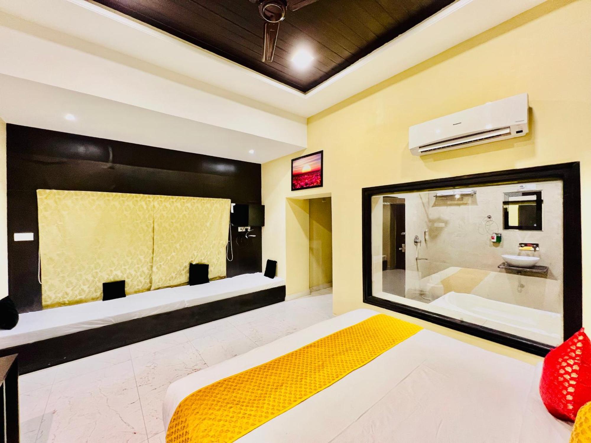 Hotel Grand Bhagwat, Удайпур Экстерьер фото