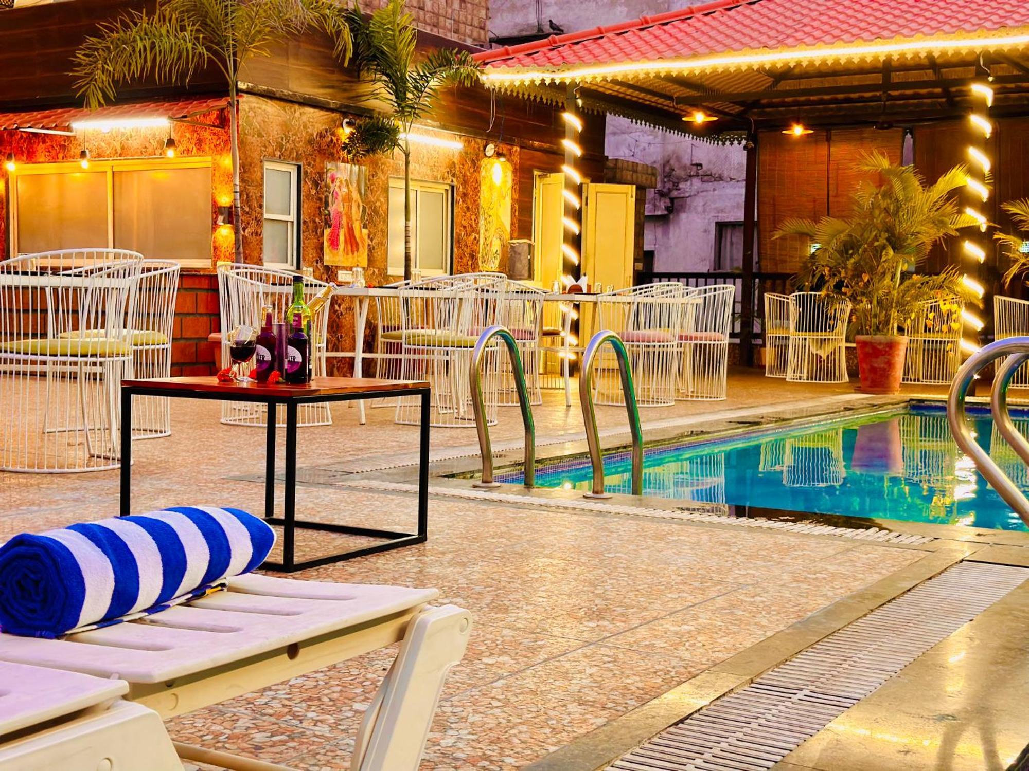 Hotel Grand Bhagwat, Удайпур Экстерьер фото