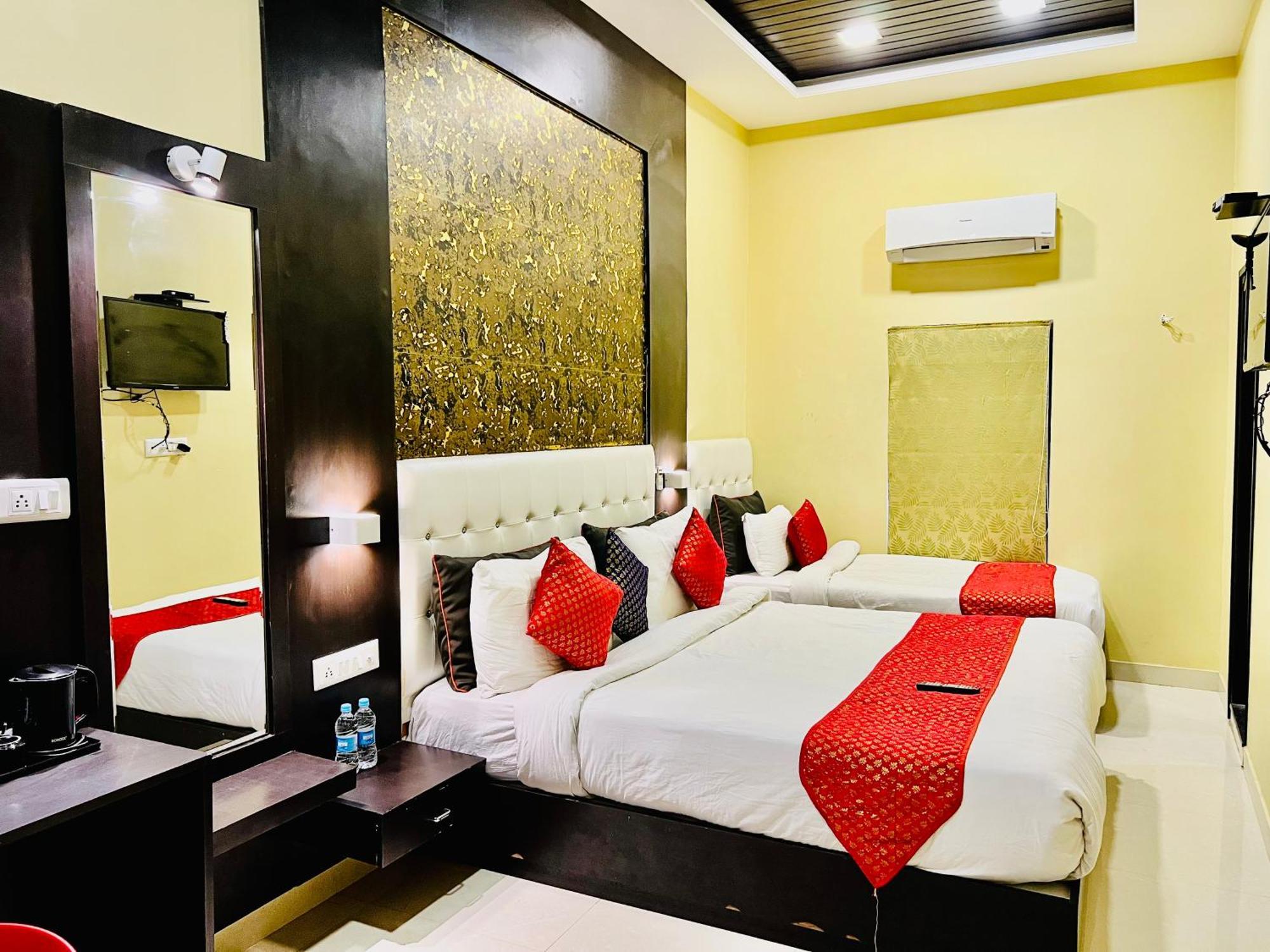 Hotel Grand Bhagwat, Удайпур Экстерьер фото