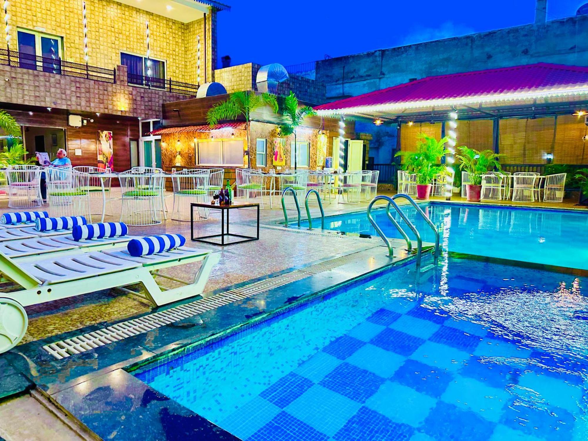 Hotel Grand Bhagwat, Удайпур Экстерьер фото